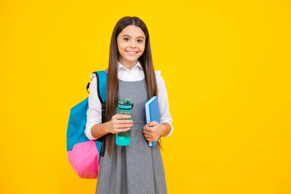 Tiener School Meisje Met Rugzak Houden Water Fles Geïsoleerd Gele — Stockfoto