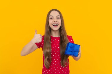 Hediye kutusu olan ergen bir çocuk. Genç kız doğum günü hediyesi veriyor. Hediye, selam ve hediye konsepti