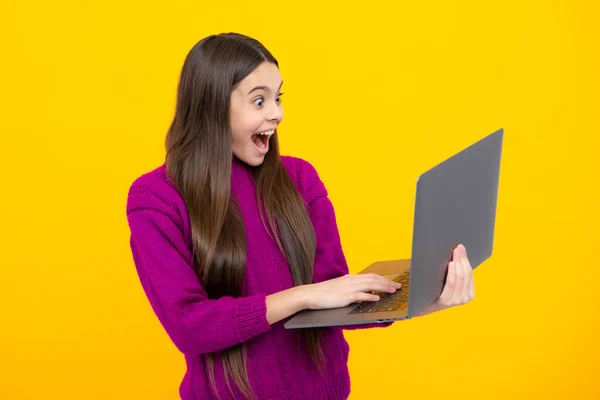 Izgatott Arc Fiatal Diáklány Laptoppal Tanul Learning Koncepció Csodált Kifejezés — Stock Fotó