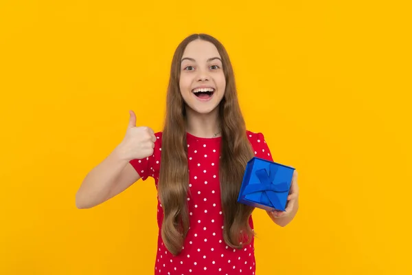 Έφηβος Κουτί Δώρου Ένα Έφηβο Κορίτσι Που Δίνει Δώρο Γενεθλίων — Φωτογραφία Αρχείου