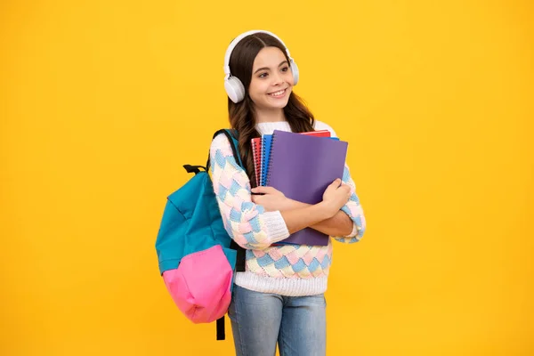 Colegiala Estudiante Adolescente Auriculares Tienen Libros Sobre Fondo Estudio Aislado — Foto de Stock