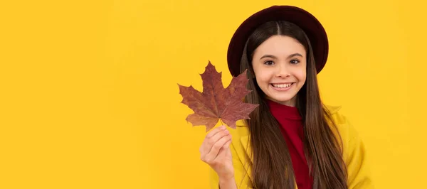 Fall Season Fashion Teen Girl Hat Hold Autumn Leaf Autumn — 스톡 사진