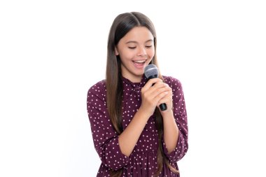 Elinde mikrofonla şarkı söyleyen tatlı bir kız. Şarkıcı kız karaokede şarkı söylüyor