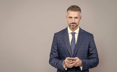 Çevik iş blogları. Modern iletişim teknolojisi. Blogcu adam telefon kullanıyor. Profesyonel CEO online çalışıyor. Daktilo ve mesaj. SMS ve anlık mesajlaşma. kopyalama alanı. İş adamı sohbeti.