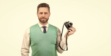 Adam fotoğraf çekiyor. Adam fotoğraf makinesini tutuyor. Amatör ve profesyonel fotoğrafçılık. Çekimler beyaza izole edildi. Fotoşop. Fotoğraf işi. Fotoğraf çekiyordum. Erkek fotoğrafçı. Boşluğu kopyala.