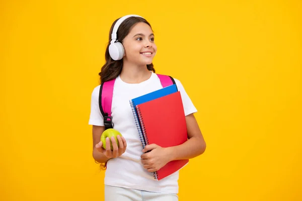 Μαθήτρια Έφηβη Μαθήτρια Ακουστικά Κρατάει Βιβλία Κίτρινο Απομονωμένο Στούντιο Σχολική — Φωτογραφία Αρχείου