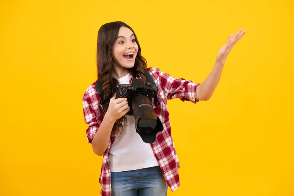 Amazed Teenager Girl Dslr Professional Photo Camera Big Photo Lens — Stockfoto