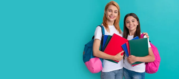 Moeder Dochter Kindspandoek Kopieerruimte Geïsoleerde Achtergrond Terug Naar School Onderwijs — Stockfoto