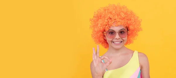 Щаслива Дівчина Підліток Сонцезахисних Окулярах Жовтому Тлі Представляє Продукт Добре — стокове фото