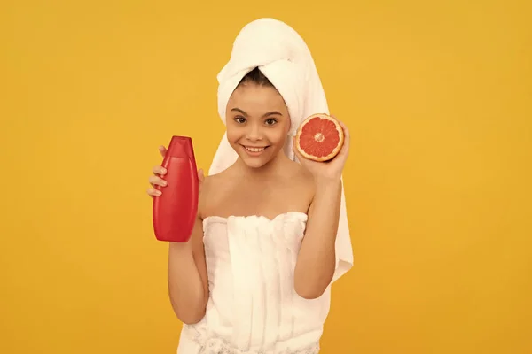 Vrolijk Meisje Handdoek Met Grapefruit Shampoo Fles Gele Achtergrond — Stockfoto