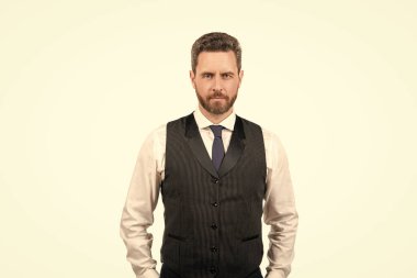 Gerçek bir yetişkin erkek, beyaz arka planda izole edilmiş ceplerde el ele tutuşur..