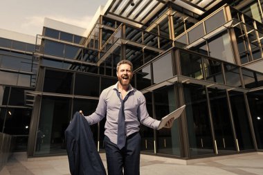 Başarılı mutlu iş adamı ofis dışında iş başarısını kutluyor, heyecan.