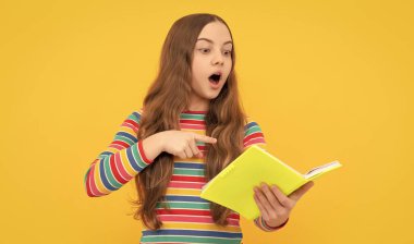 Şuna bir bak. Şaşırmış çocuk kitabı işaret ediyor. Okul eğitimi. Okula geri dönmek. Eğitim için en iyisini seçin.