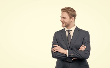 Kendine güvenen bir çalışan, iş elbisesiyle mutlu bir gülümseme kollarını çapraz tutuyor, beyaz fotokopi odasında, kendine güvenini koruyor..