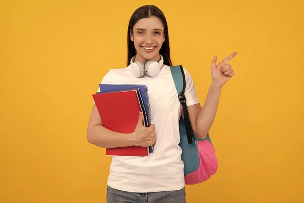 Menina Feliz Segurando Notebook Amarelo Espaço Cópia Professor Particular Com — Fotografia de Stock