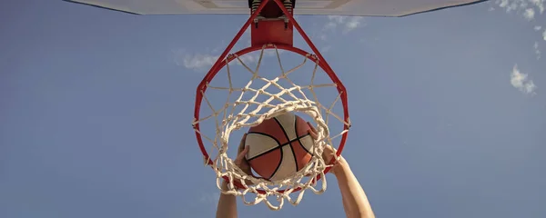 Palla Basket Schiacciare Attraverso Anello Rete Con Mani Vincendo — Foto Stock