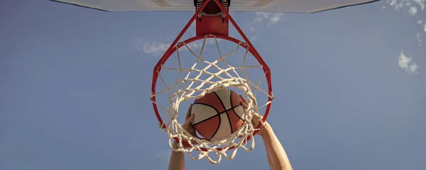 Bola Basquete Afundar Através Anel Líquido Com Mãos Ganhando — Fotografia de Stock