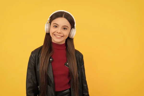 Heureux Adolescent Fille Écouter Musique Dans Écouteurs Sur Fond Jaune — Photo