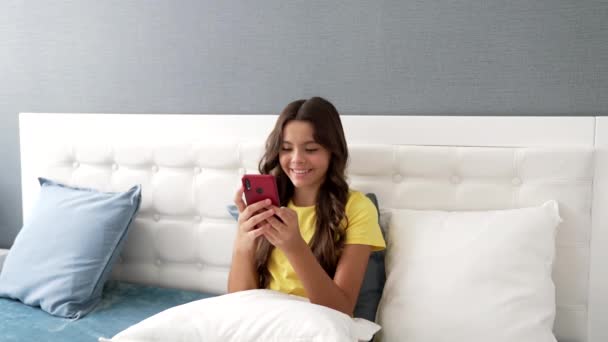 Happy Child Texting Mobile Phone Bedroom Online Shopping — Αρχείο Βίντεο