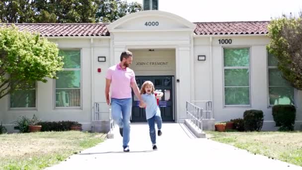 Mutlu Baba Oğul Ele Tutuşuyor Okuldan Sonra Eğleniyorlar Yavaş Çekim — Stok video