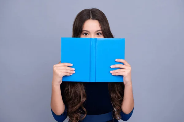 Школярка Студентка Підліток Тримає Книгу Біля Очей Сірому Ізольованому Студійному — стокове фото