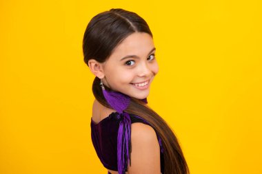 Güzel bir genç kızın moda portresi. Latin ya da İspanyol ergen çocuk. Mutlu ergen, pozitif ve gülümseyen duygular