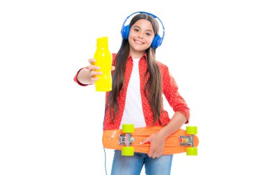 Gençlerin yaşam tarzı, gelişigüzel gençlik kültürü. Kaykay ve kulaklıklı genç kız beyaz izole stüdyo geçmişine sahip. Şık giyinmiş modern havalı bir genç. Mutlu çocuk portresi