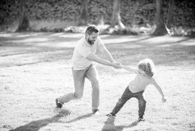 Mutlu baba, baba, oğul, yaz, açık havada iyi eğlenceler..