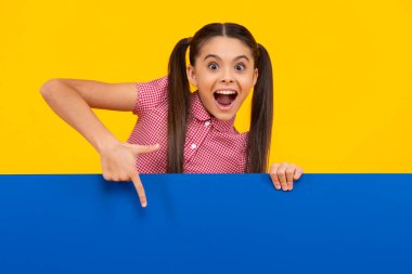 Şaşırmış bir genç. Genç kız bilgilendirme için boş bir yer tutuyor. Reklam ve satış. Piyasalar ve dükkanlar satış konsepti, fotokopi alanı için boş tahta. Heyecanlı genç kız