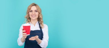 Al şunu. İçeceklerinizi alın. Neşeli kız çay içiyor. Plastik bardaklı önlüklü kadın. İzole edilmiş yüz portresi, taklit alanı olan pankart