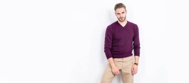 Temyize gitmek için tasarlanmış. Beyaz tenli seksi adam. Moda dolabı. Sıradan bir tarz. Seksi erkek giyim. İnsan yüzü portresi, kopyalama alanı olan pankart