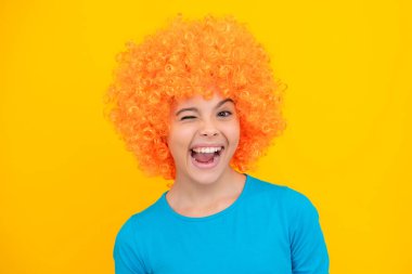 Komik surat. Yakışıklı palyaço kızın portresini kapat.