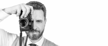 Man hold retro fotoğraf makinesi beyaz arkaplanda izole edildi, kopyalama alanı, fotoğraflama.