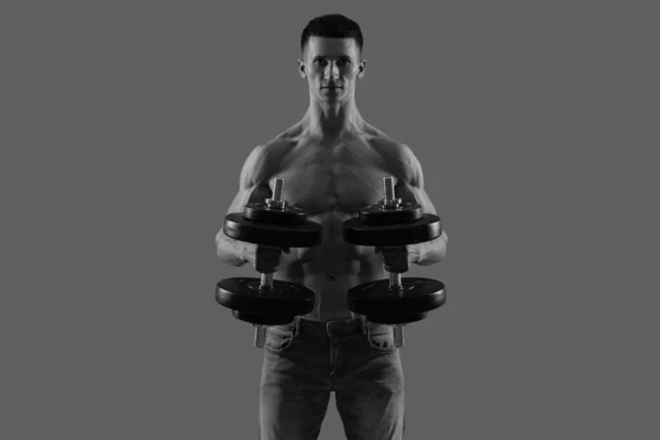 Силы Рук Мужчина Рубашки Тренируется Гантелями Силовые Упражнения Сильный Парень — стоковое фото