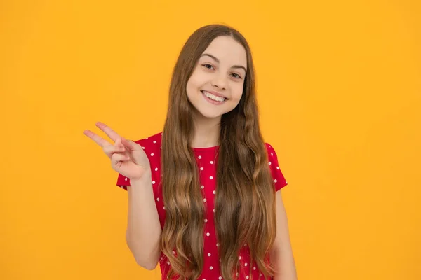 Cheaky Teen Girl Giving Victory Sign Happy Teenager Child Smiling — Stockfoto