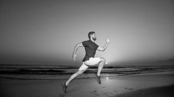 Atletico Corridore Uomo Esecuzione Sulla Spiaggia Estiva Tramonto Sfida — Foto Stock