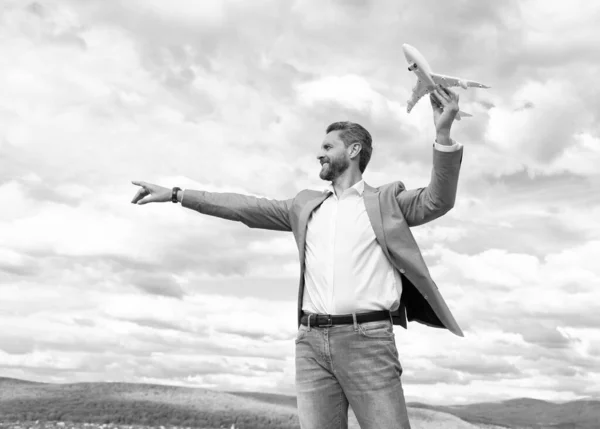 Dojrzałe Szczęśliwy Człowiek Przedsiębiorca Kurtka Trzymać Zabawki Samolot Tle Nieba — Zdjęcie stockowe