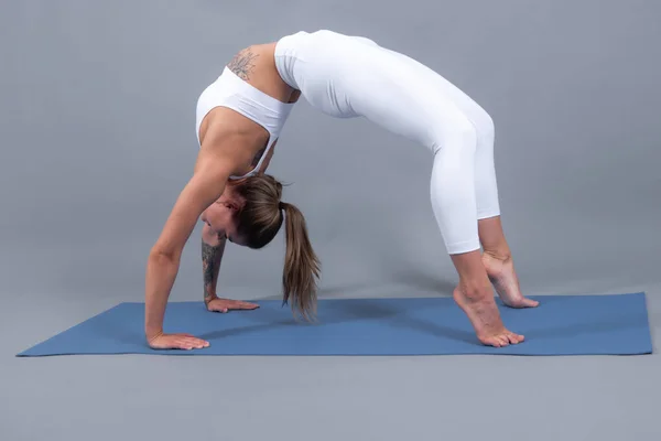 Girl Stretching Doing Bridge Pose Yoga Woman Takes Yoga Courses — 图库照片