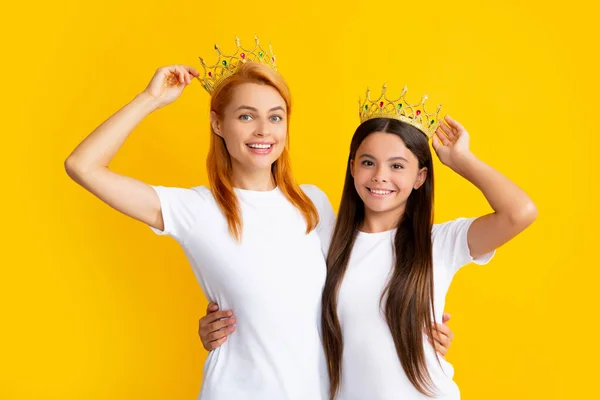 Mother Teen Daughter Girl Crown Yellow Isolated Background Mom Child — 스톡 사진