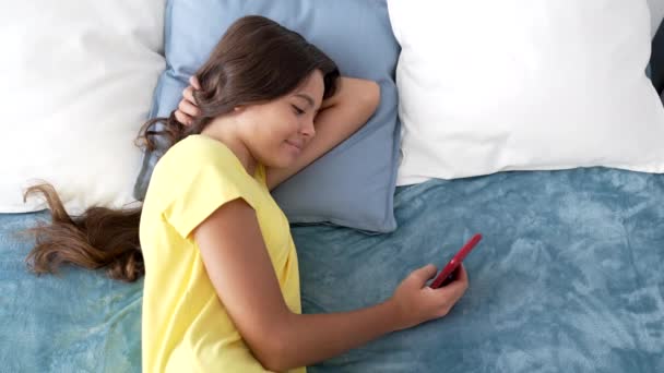 Щаслива Дитина Відправляє Миттєве Повідомлення Телефон Ліжку Розслабтеся — стокове відео