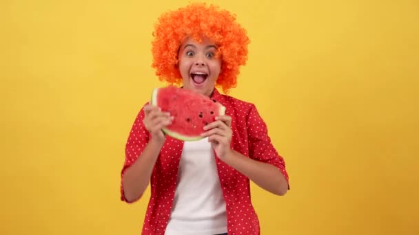 Szczęśliwy Dziecko Fantazyjne Pomarańczowe Włosy Peruka Jeść Wody Plasterek Melona — Wideo stockowe