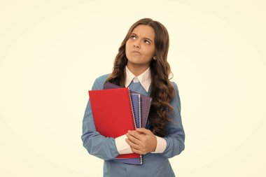 Okula dönüyorum. Çocuk çalışmaya hazır. Çocukluk gelişimi. Ödevi olan çocuk. Beyaz tenli genç bir öğrenci. Lise eğitimi. Kitapçığı olan liseli kız. Not defterli düşünceli genç kız..