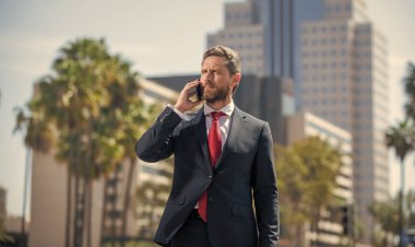 Zarif takım elbiseli kendine güvenen bir adamın dışarıda iş görüşmesi var..