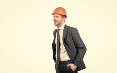 Mühendislikten çok daha iyi. Şaşırmış mühendis. İnşaat mühendisliği. Şapkalı ve takım elbiseli profesyonel bir adam. İnşaat müdürü beyazı izole etti. Gelecek oluşturuluyor, alanı kopyala.