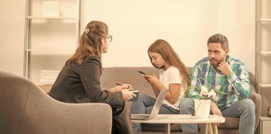 Telefon bağımlısı bir çocuk ve babası psikolog problemi çözüyor, ilişki kuruyor..