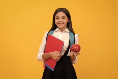 1 Eylül. Mutlu kız elma ve kitap tutuyor. Okul eğitimi. 1 Eylül. Okula dönelim. Bilgi toplama günü. Çalışmanın başladığı yer.