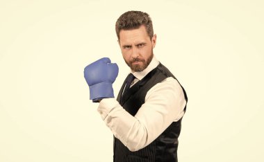 Patron güç ve otorite göster. Boks eldivenli iş adamı. Yumruk. Başarılı CEO boksörü. Acımasız mücadele ve başarı. Kurumsal savaşa hazır güçlü bir adam. iş nakavtı.