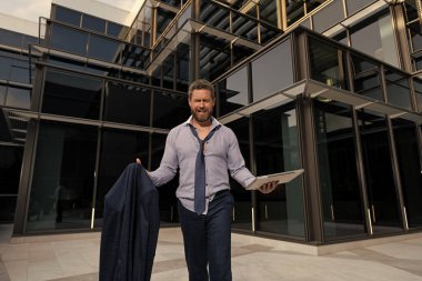 Ağlayan adam finansal krizde işini kaybetti..