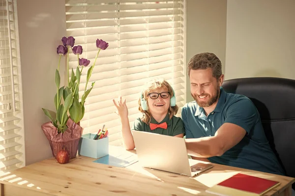 Dětství Rodičovství Happy Boy Poslouchat Hudbu Sluchátkách Webinární Video Lekce — Stock fotografie