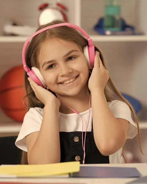 Niño Contento Escuchar Música Auriculares Aula Escuela — Foto de Stock